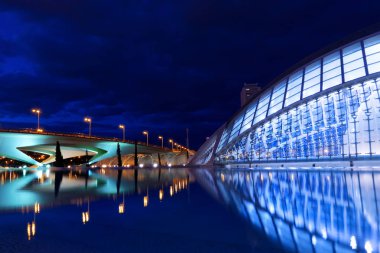Modern futuristik binada gece şehir Valencia, İspanya, Avrupa'nın görüntülemek
