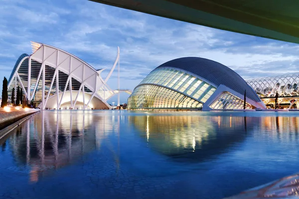 Edifício futurista hemisférico vista panorâmica na Cidade das Artes e Ciências, Valência, Espanha, Europa — Fotografia de Stock