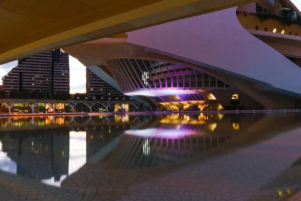 Gebouwen in de stad van kunst en Wetenschappen de moderne architectuur bij nacht, Valencia, Spanje — Stockfoto