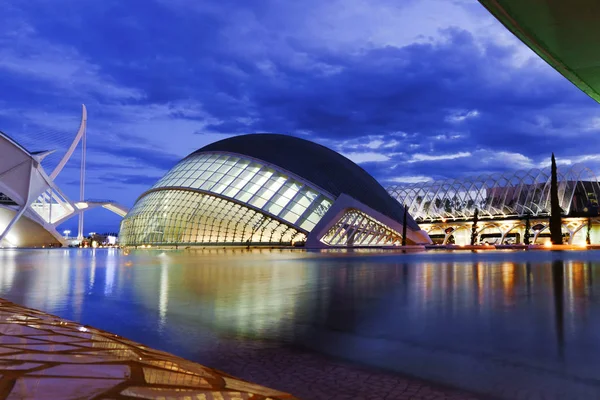 Hemisferic futuristisch gebouw in de stad van kunst en Wetenschappen, Valencia, Spanje, Europa — Stockfoto