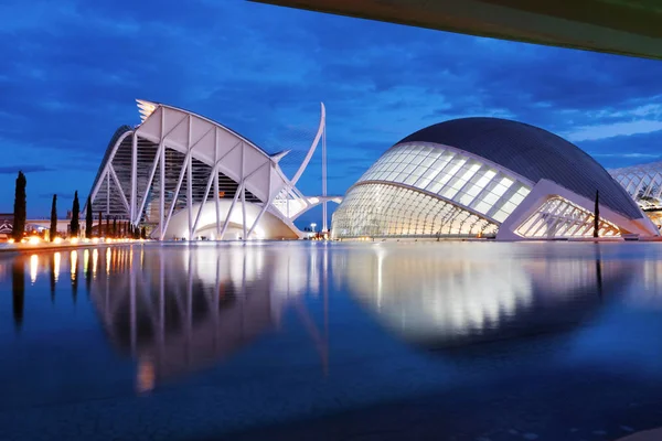 Stad van kunst en Wetenschappen hemisferic futuristische modern gebouw, Valencia, Spanje, Europa — Stockfoto