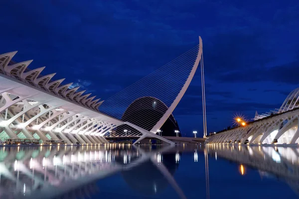 Ciudad de las Artes y las Ciencias arquitectura futurista moderno edificio vista nocturna, Valencia, España, Europa — Foto de Stock