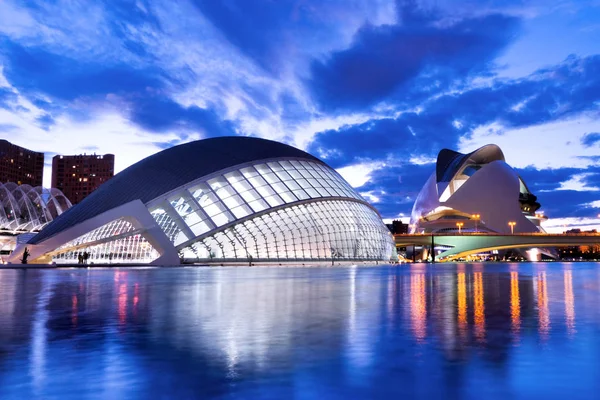 Valencia, Spanje, Europa - panorama van het futuristische gebouw van de Hemisferic in de stad van kunst en Wetenschappen — Stockfoto