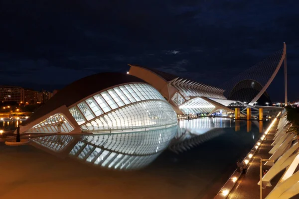 Cidade das Artes e Ciências edifício hemisférico vista noturna, Valência, Espanha — Fotografia de Stock