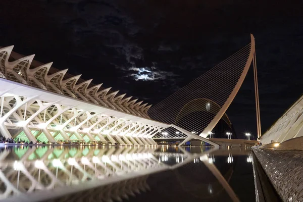 Valência, Espanha, Europa - arquitetura moderna edifício vista noturna — Fotografia de Stock