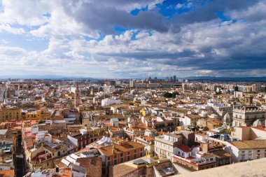 Valencia, İspanya - panoramik şehir, gökyüzü ve bulutlar