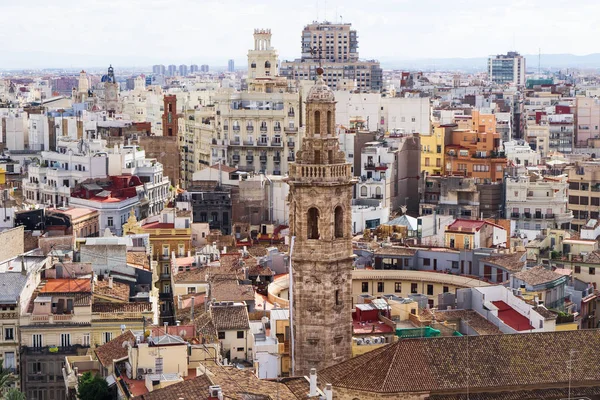 Valência, Espanha, Europa - vista panorâmica da cidade com torre sineira e edifícios — Fotografia de Stock