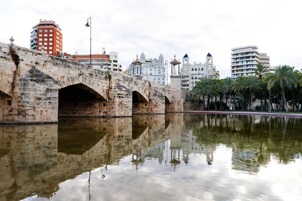 Valencia, Spagna, Europa - Parco Turia giardino e Pont del Mar (ponte sul mare) vista panoramica — Foto Stock