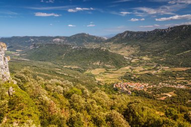Fransız kasaba dağlarla çevrili bir vadi. Top vie