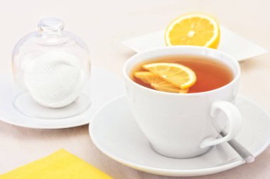 Bir fincan çay limon dilimleri ve zephyr.