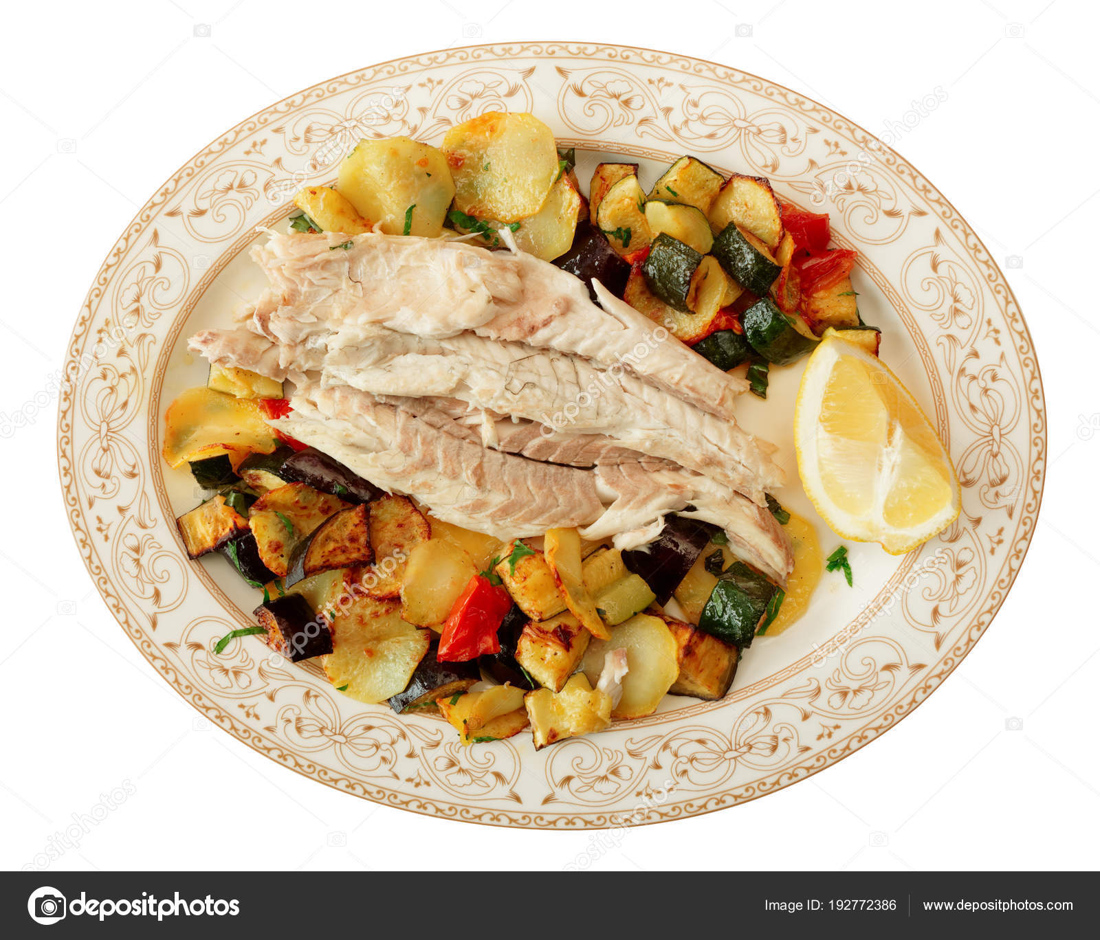 Filetto Di Pesce Al Forno Con Verdure Isolate Su Bianco Foto Stock