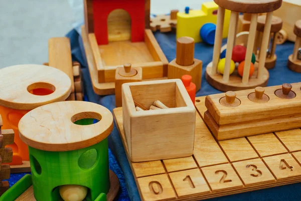 Juguetes de madera ecológicos creativos para bebés y niños hechos de madera orgánica. Tienda de juguetes de madera ecológica educativa para niños, tienda —  Fotos de Stock