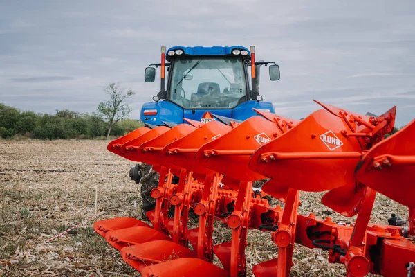 Nieuwe trekker met rode ploeg in beweging op demonstratieveld op agro tentoonstelling Agroexpo. Tractor werkzaam op de boerderij, modern landbouwvervoer. Kropivnitskiy, Oekraïne, 27 september 2018 — Stockfoto