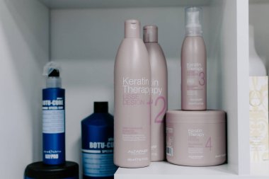 Saç Brezilyalı Keratin tedavi şişeleri güzellik salonundaki raflarda. Brezilyalı Keratin Saç Tedavi Kompleksi. Kropivnitskiy, Ukrayna, 20 Ekim 2019.