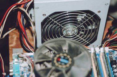 Elektronik atık konsepti. Çöpe atılmış bilgisayar ve dizüstü bilgisayar parçalarından e-atık yığını. Birçok eski bilgisayar parçası, ana kartlar, video kartları, hava soğutucu. Elektronik endüstrisi, E-atık tasnif ve imha.