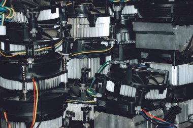 Elektronik atık konsepti. Çöpe atılmış bilgisayar ve dizüstü bilgisayar parçalarından e-atık yığını. Birçok eski bilgisayar parçası, ana kartlar, video kartları, hava soğutucu. Elektronik endüstrisi, E-atık tasnif ve imha.