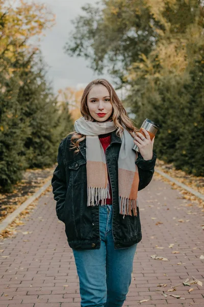 Ung vacker kvinna med återanvändbara kaffekopp promenader i höst höstpark. Miljövänligt, miljövänligt boende, Ingen plast, Noll avfall, slow living koncept — Stockfoto