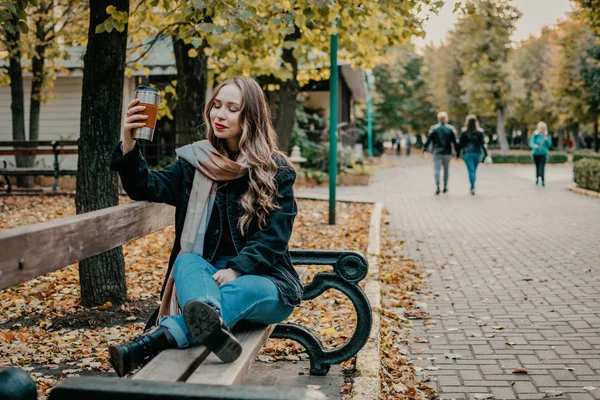 Молодая красивая женщина с многоразовым кофе чашки прогулки в осенний осенний парк. Экологически чистая, экологичная жизнь, без пластика, отходов, концепция медленной жизни — стоковое фото