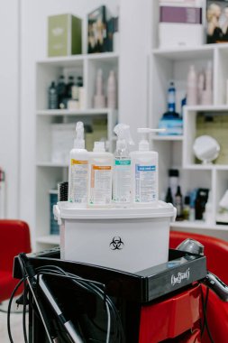 Güzellik salonunda dezenfektan şişeleri. Kuaför aletlerinin dezenfeksiyonu, kuaförde makas. Kropivnitskiy, Ukrayna, Ekim 08, 2019