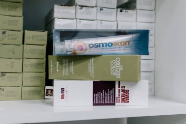 Kalıcı amonyak, bedava saç rengi, kuaförde saç boyası. Güzellik salonunda boyama. Renk çizelgesi, palet, kuaför salonunda katalog. Kropivnitskiy, Ukrayna, 27 Eylül 2019