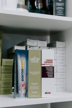 Kalıcı amonyak, bedava saç rengi, kuaförde saç boyası. Güzellik salonunda boyama. Renk çizelgesi, palet, kuaför salonunda katalog. Kropivnitskiy, Ukrayna, 27 Eylül 2019