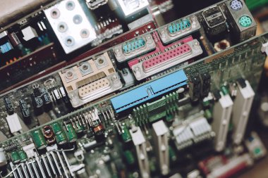 Elektronik atık konsepti. Çöpe atılmış Pc Comput 'tan e-atık yığını