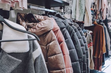 Sürdürülebilir yaşam, sıfır atık gardırop. İkinci el moda. Markette, dükkanda, mağazada raflarda asılı çeşitli elbiseler