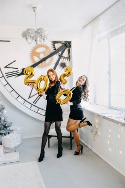 2020 yılbaşı arifesi partisi, noel kutlaması. İki Neşeli Yaş