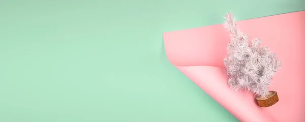 Trend minimalistisches modernes Weihnachtsbanner mit weißer Upcycling-Tanne auf rosa und blauem Neo-Mint-Hintergrund. minimaler festlicher weihnachtlicher Hintergrund — Stockfoto