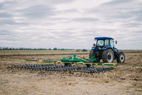 Nuove macchine agricole, trattori in movimento presso il campo dimostrativo sito presso agro fiera AgroExpo. Trattore funzionante in azienda, moderno trasporto agricolo. Kropivnitskiy, Ucraina, 27 settembre — Foto Stock