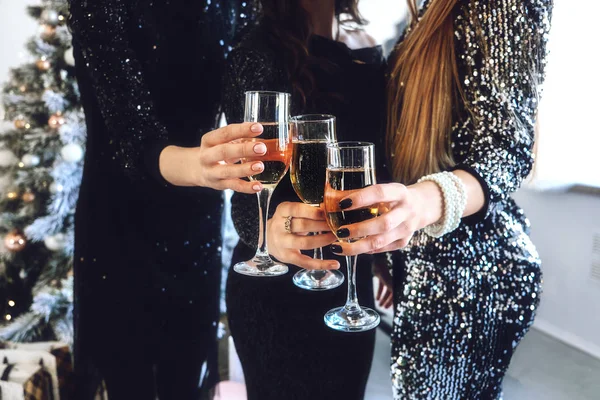 Salute 2020 Primo piano della mano femminile con gli occhiali Champagne. Un gruppo di tifosi con flauti di champagne a casa, nel club. Capodanno, concetto di celebrazione di Natale — Foto Stock