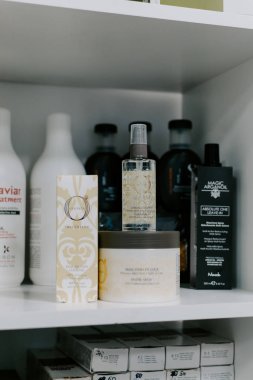 Kuaför salonunda makyaj malzemeleri. Kadın saç bakım seti, maske, selüla madre parlatıcı. Kropivnitskiy, Ukrayna, 27 Eylül 2019.