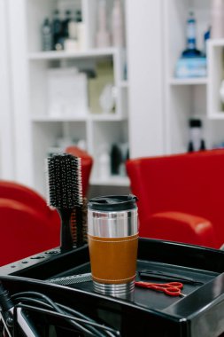 Sıfır Atık Yeniden Kullanılabilir Kahve Fincanı güzellik salonunda. Sürdürülebilir yaşam