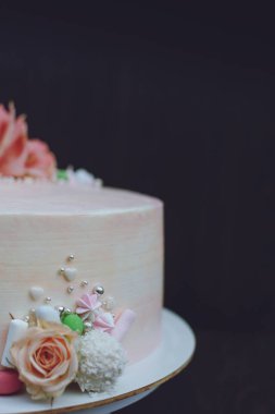 Zarif pembe düğün pastası, doğal taze çiçekler güller ve zambak. Tereyağlı kekin üstüne taze çiçek koymak. Pastaya taze çiçekler ekliyorum.