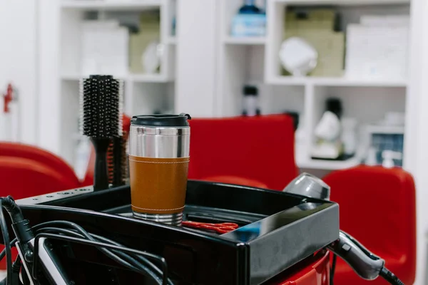 美容室で廃棄物ゼロ再利用コーヒーカップ。持続可能な生活 — ストック写真