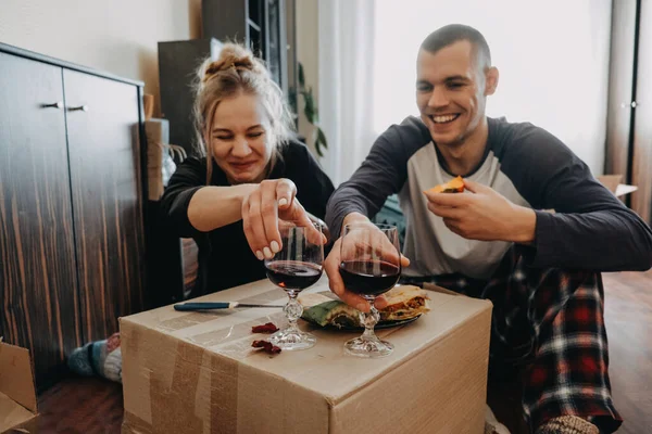 Día Mudanza Nuevo Hogar Día San Valentín Desempacar Cajas Concepto —  Fotos de Stock