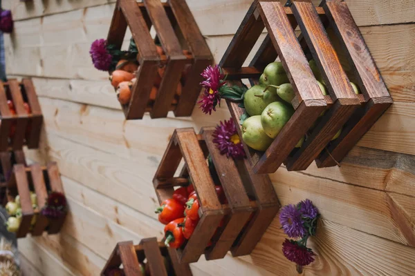 Idee upcycling, Ricicli mestieri per immagazzinaggio domestico. Contenitori in legno per frutta e verdura. Scaffale decorativo da scatola di legno. Scaffali alternativi eco-compatibili per negozio, negozio — Foto Stock