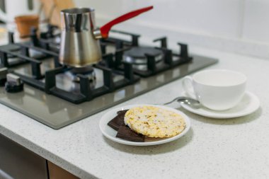 Paleo, keto ve ketojenik diyet için kurşun geçirmez kahve pişirme işlemi. Türk kahvesi, koyu çikolata ve tam tahıllı çıtır ekmek. Kahveyle hızlıca kilo ver..