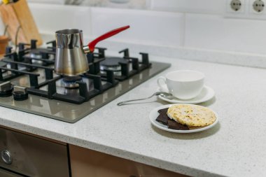 Paleo, keto ve ketojenik diyet için kurşun geçirmez kahve pişirme işlemi. Türk kahvesi, koyu çikolata ve tam tahıllı çıtır ekmek. Kahveyle hızlıca kilo ver..