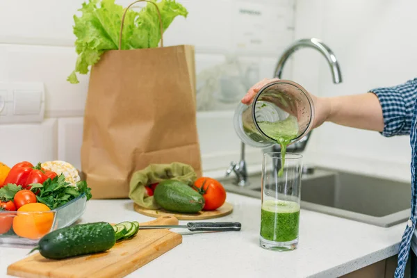 黄瓜汁的好处 为排毒和减肥而烹调的绿色光滑食品 厨房桌上的新鲜黄瓜汁 — 图库照片