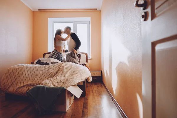 Feliz Pareja Joven Está Divirtiendo Cama Una Nueva Casa Vacía — Foto de Stock