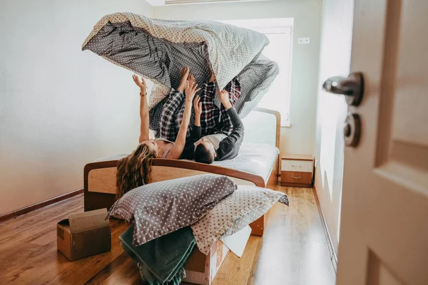 Mutlu Genç Çift Yeni Boş Bir Evde Yatakta Eğleniyor Yatak — Stok fotoğraf