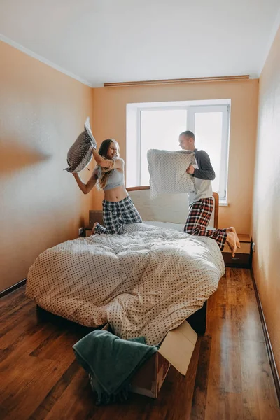 Feliz Pareja Joven Está Divirtiendo Cama Una Nueva Casa Vacía —  Fotos de Stock