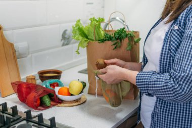 Whole Foods, Bitki temelli diyet malzemeleri çevre dostu sıfır atık ambalajı. Ev mutfağında mevsimlik taze çiğ sebzeler. Vejetaryen, vejetaryen yemek malzemeleri..