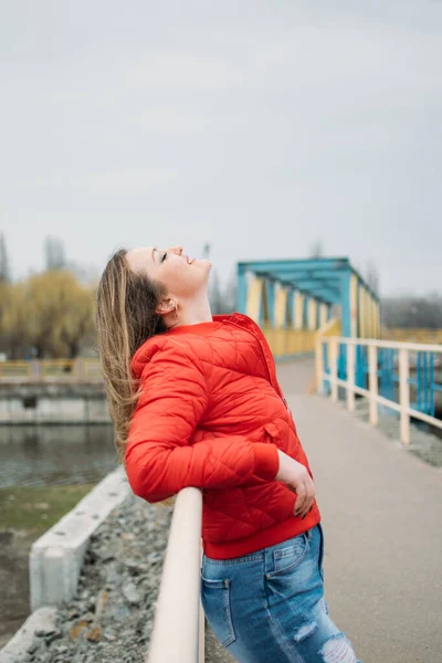 Acepta Ser Soltero Art Being Happily Single Mujer Chaqueta Roja —  Fotos de Stock