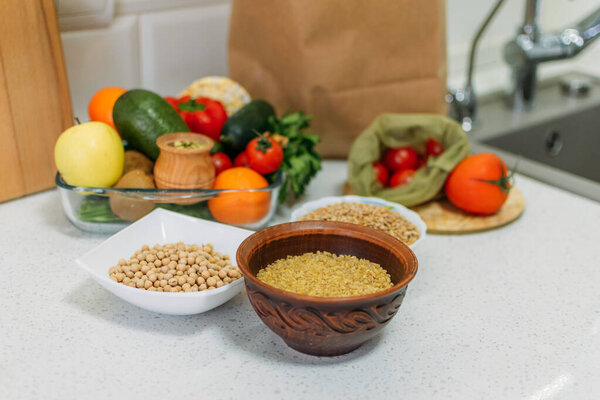 Целые продукты питания, растительные диетические ингредиенты в экологически чистой упаковке нулевых отходов. Свежая сырая еда сезонные овощи на домашней кухне. Вегетарианские, веганские продукты питания
.