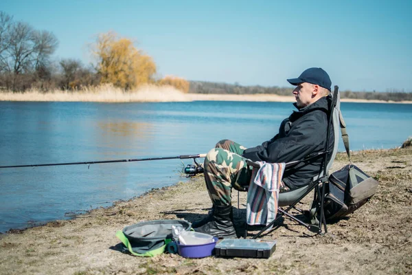 Pêche Nourrisseur Pêcheur Mâle Pêchant Soleil Jour Sur Lac Homme — Photo