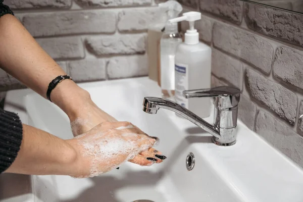 Гигиена Рук Мыть Руки Мылом Водой Женщины Моют Руки Антибактериальным — стоковое фото
