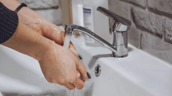 Гигиена Рук Мыть Руки Мылом Водой Женщины Моют Руки Антибактериальным — стоковое фото
