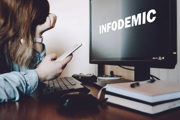 Koncepcja Infodemiczna Koronawirusa Przerażona Kobieta Siedząca Przed Monitorem Sms Ręku — Zdjęcie stockowe